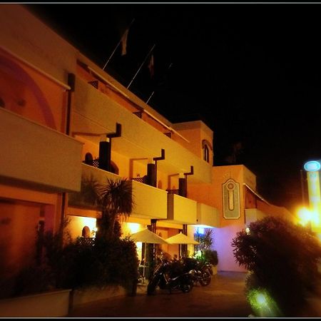 מרינה די קמפו Hotel Mistral מראה חיצוני תמונה