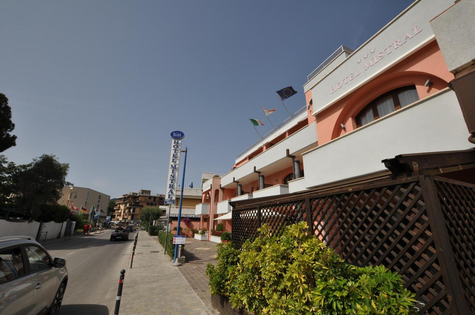 מרינה די קמפו Hotel Mistral מראה חיצוני תמונה