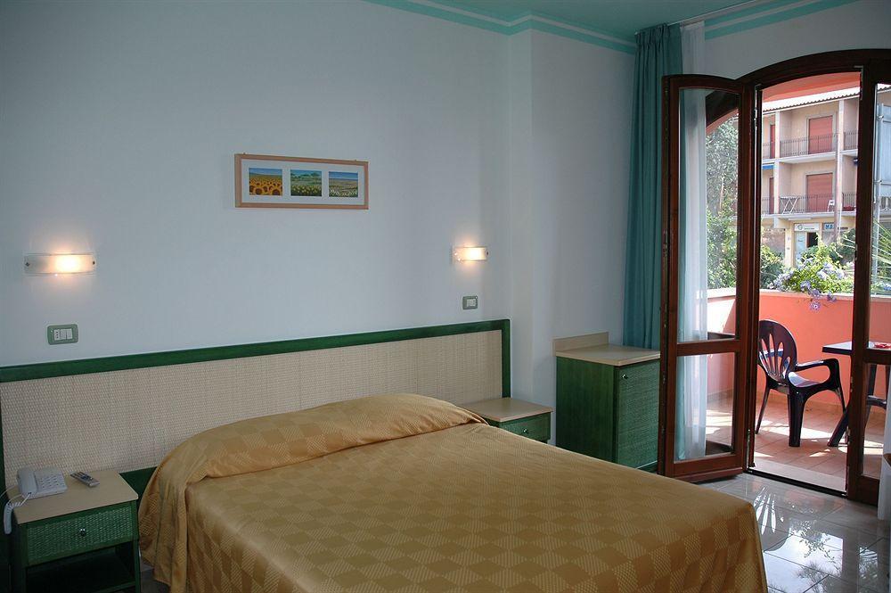מרינה די קמפו Hotel Mistral מראה חיצוני תמונה