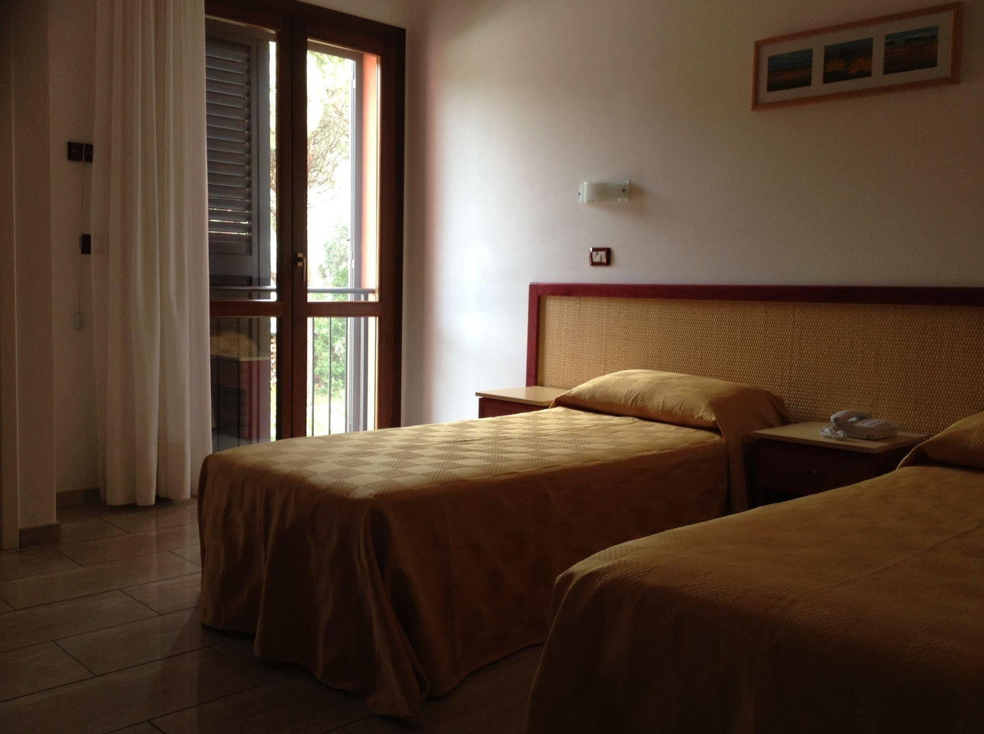 מרינה די קמפו Hotel Mistral מראה חיצוני תמונה