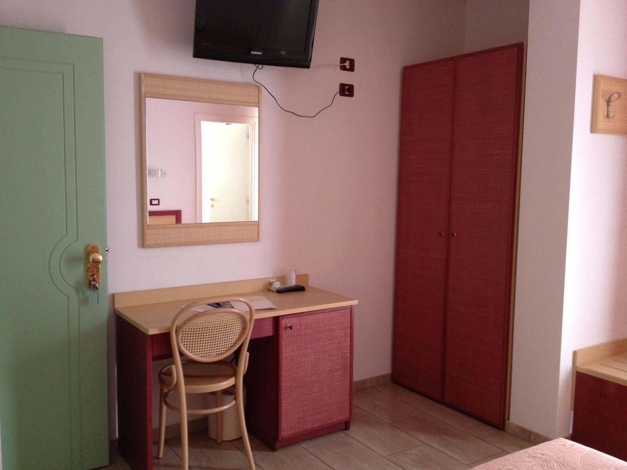 מרינה די קמפו Hotel Mistral מראה חיצוני תמונה