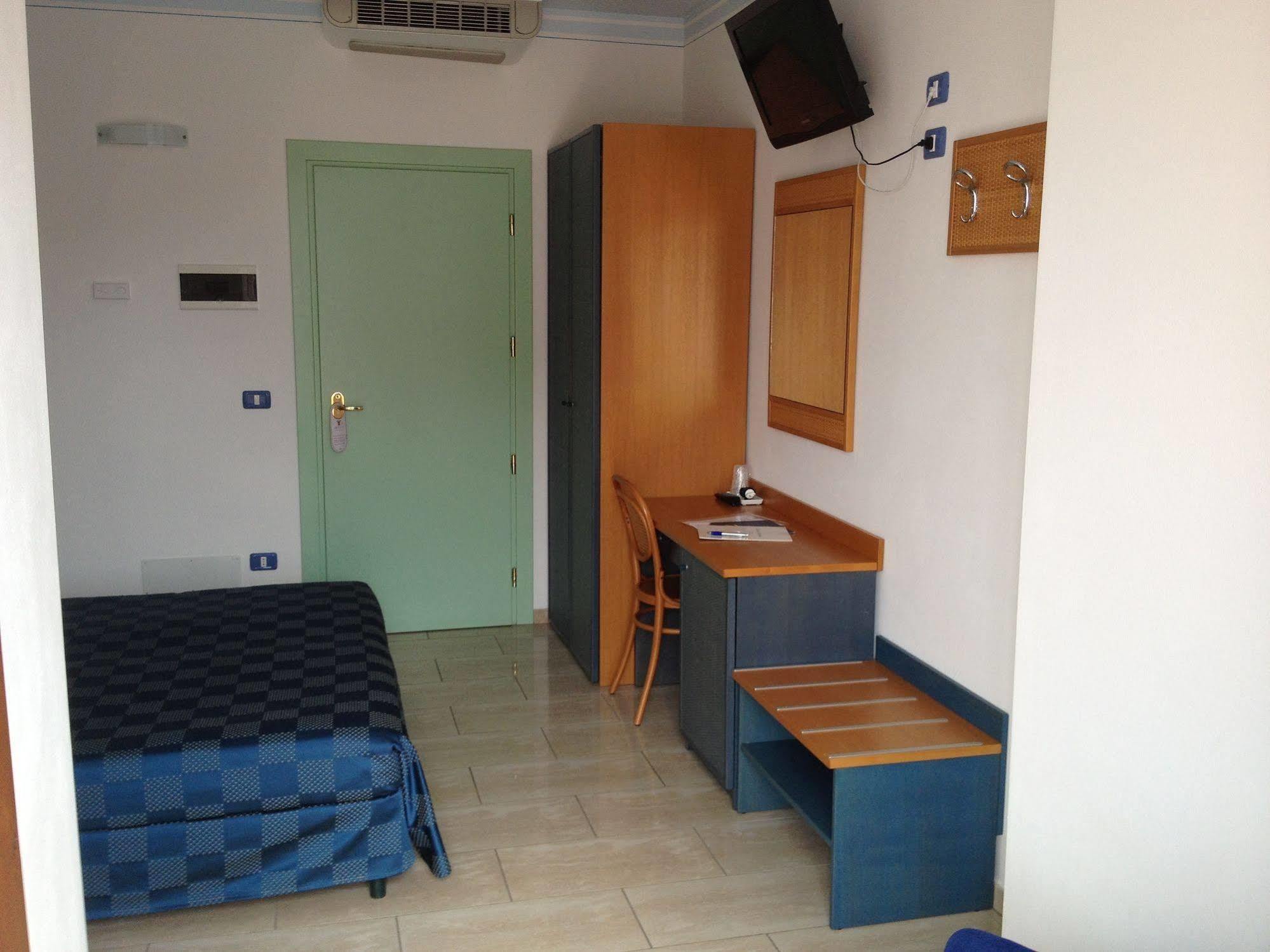 מרינה די קמפו Hotel Mistral מראה חיצוני תמונה