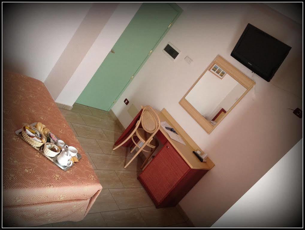 מרינה די קמפו Hotel Mistral מראה חיצוני תמונה